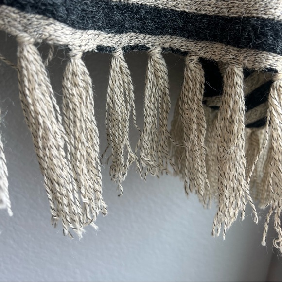 Women’s Aztec western knit fringe sweater vest wrap - Picture 7 of 8